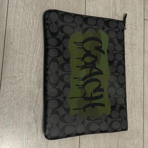 💚Coach large pouch with camouflage and graffiti print💚